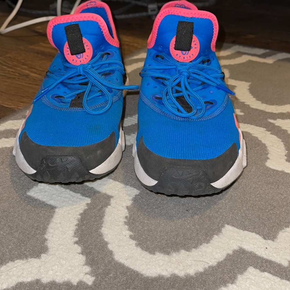 Men’s Nike huarache sneakers. Pink and blue.